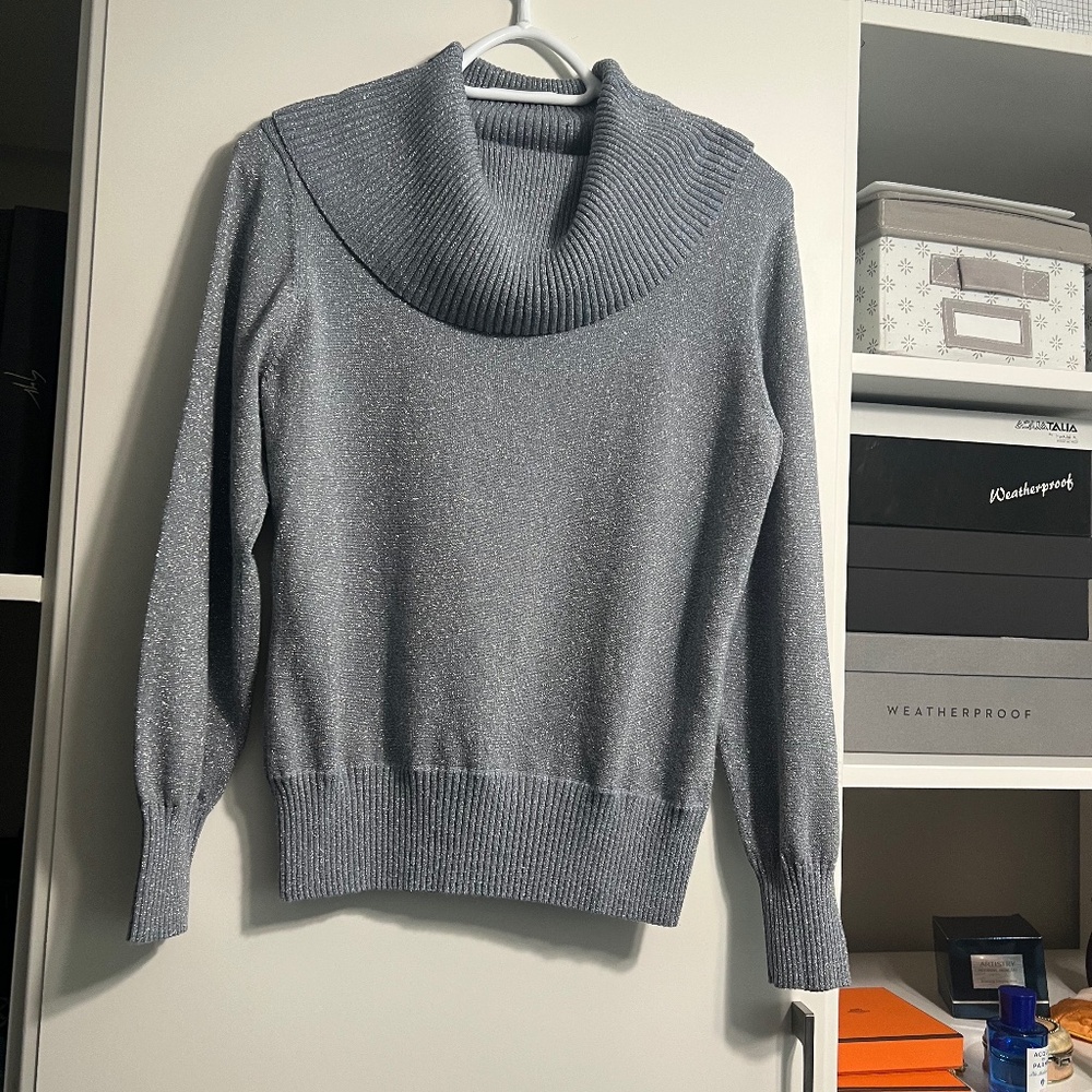 Anne Klein, Size M, 52% Rayon, 28% Nylon, 14% Polyester, 6% Metallic